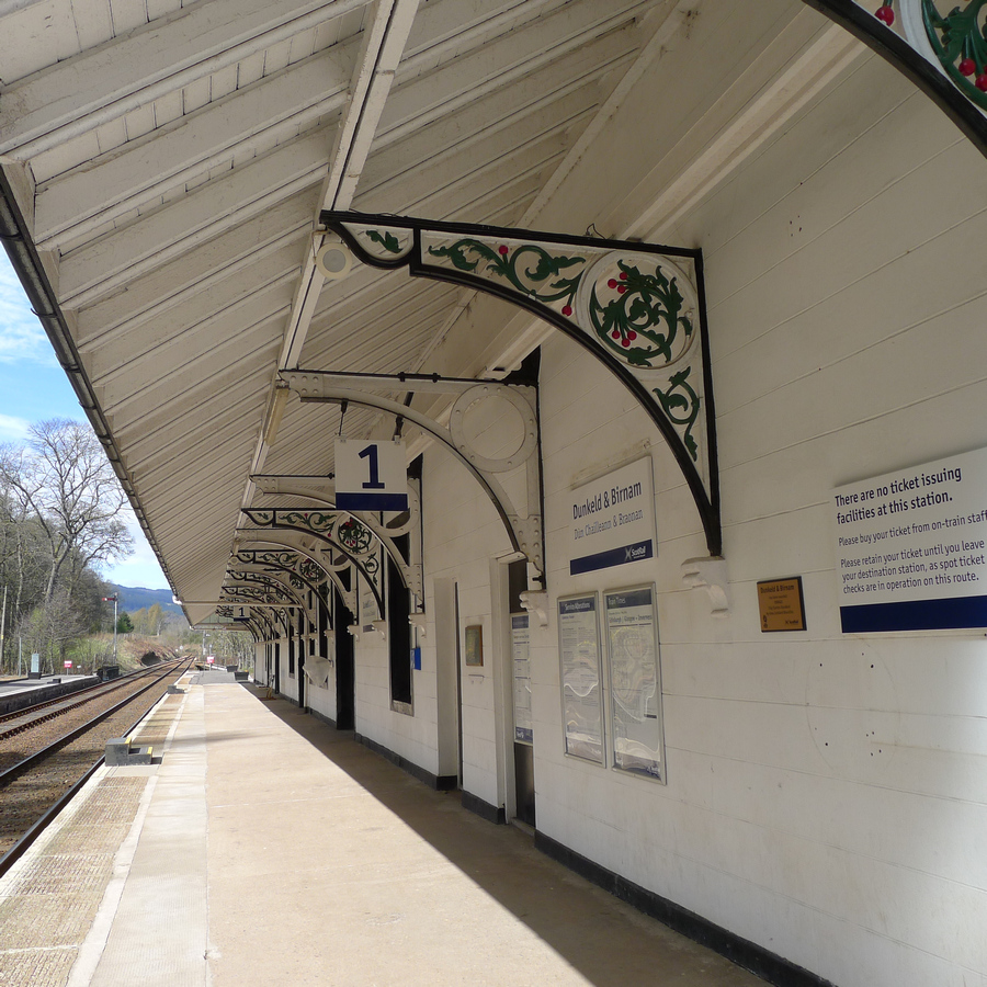 BirnamStation_R0106.JPG - Dunkeld & Birnam Station. Inspector gives it a 'C' rating. Wonder what the railroad system at home would get?