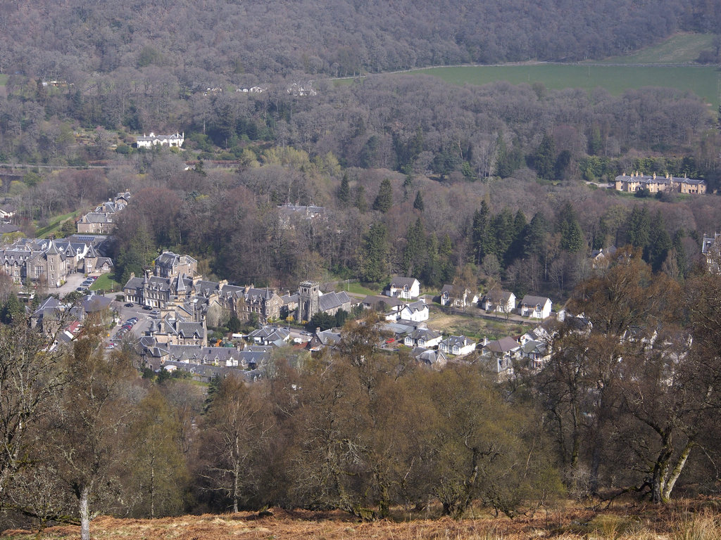 BirnamVillage_0655.JPG - View down to Birnam. That's Jessie Mac's to left of the church. Beatrix Potter's house upper right.