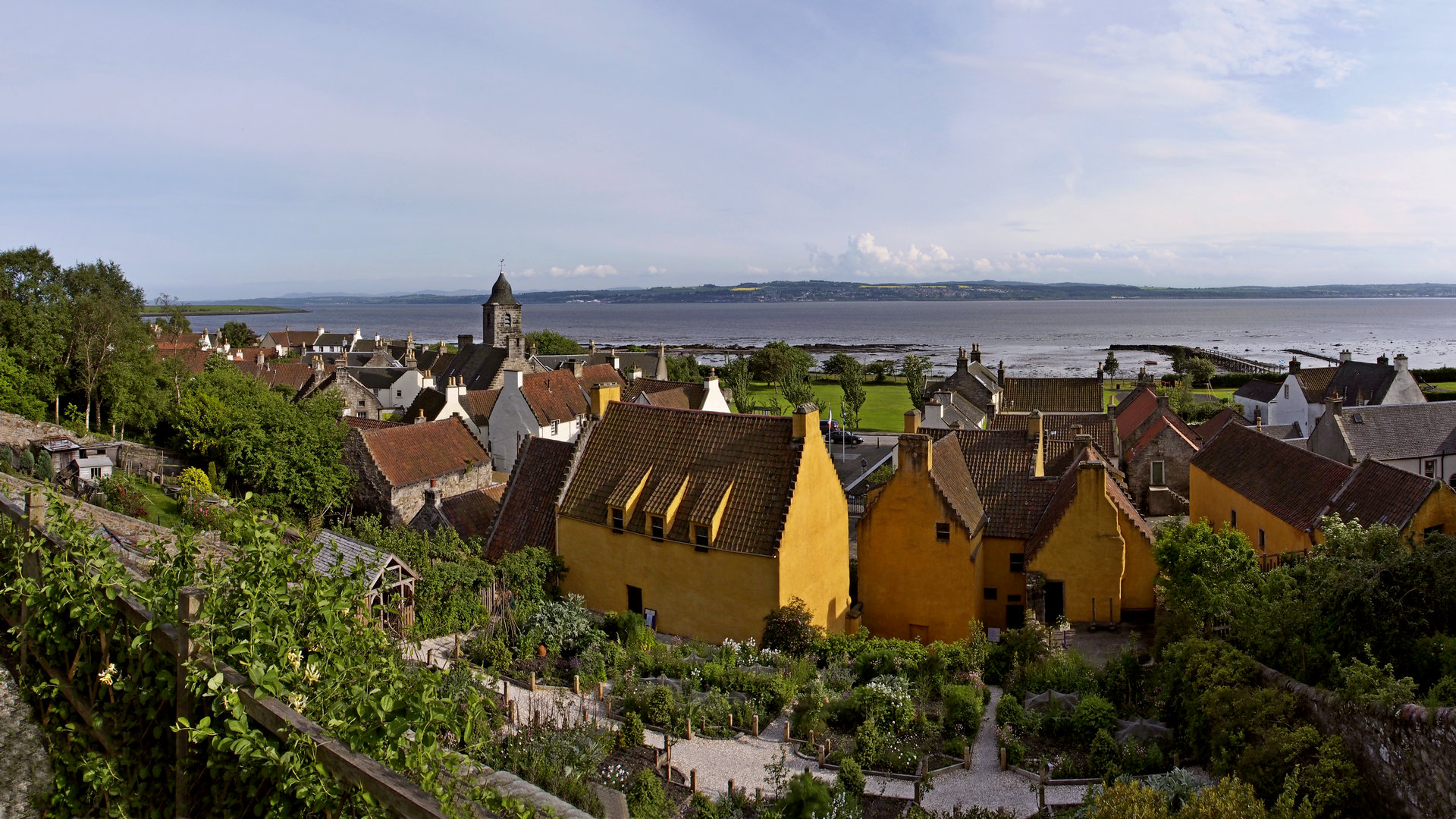 Culross_1022-23a.jpg - Restored 17th Century garden. Overlooking the village from the upper garden.