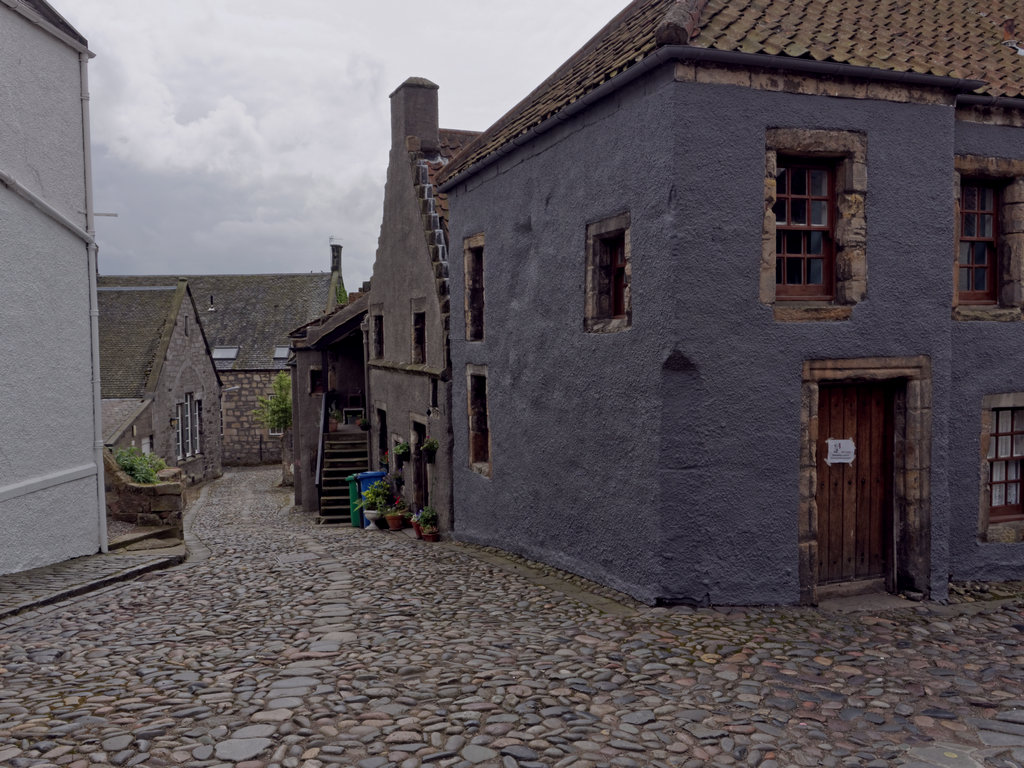 Culross_1184a_DxO.jpg - The Village was being painted battleship grey in preparation for filming the Outlander TV series. Too bad.