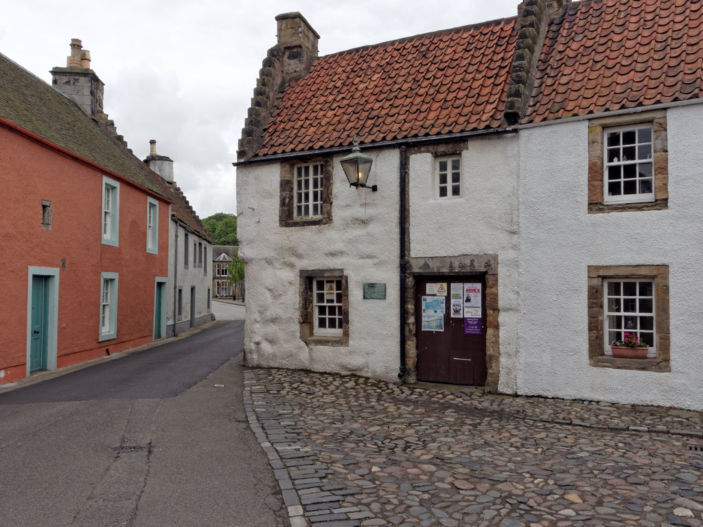 Culross_1187_DxO.jpg - Culross main street. Tight fit for the buses.