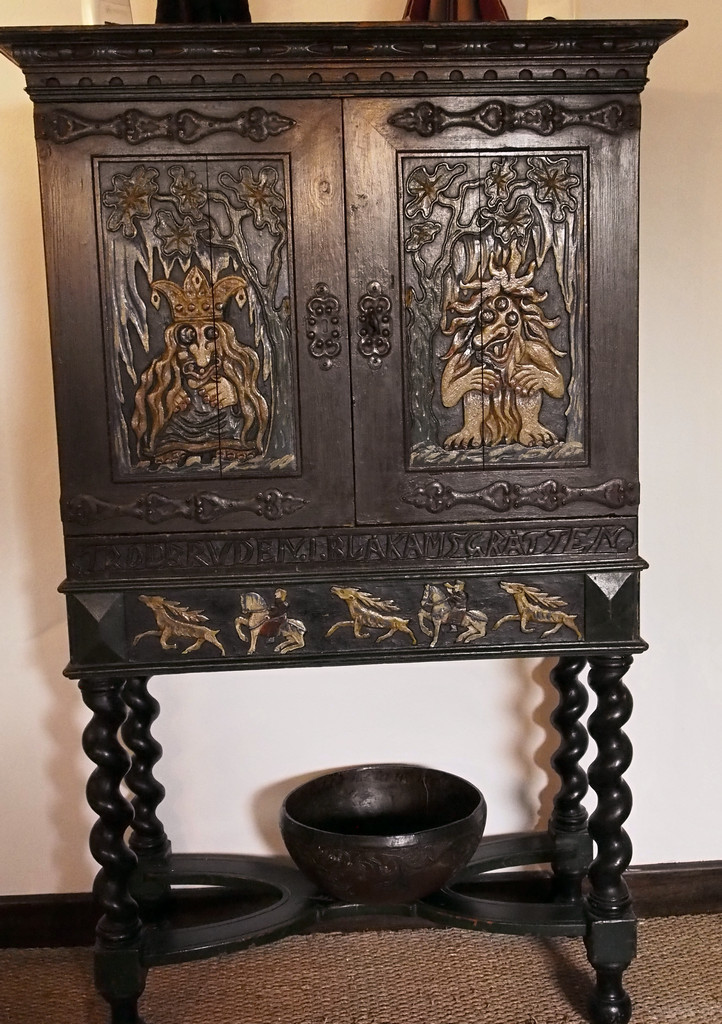 Culross_1225.JPG - unusual cabinet