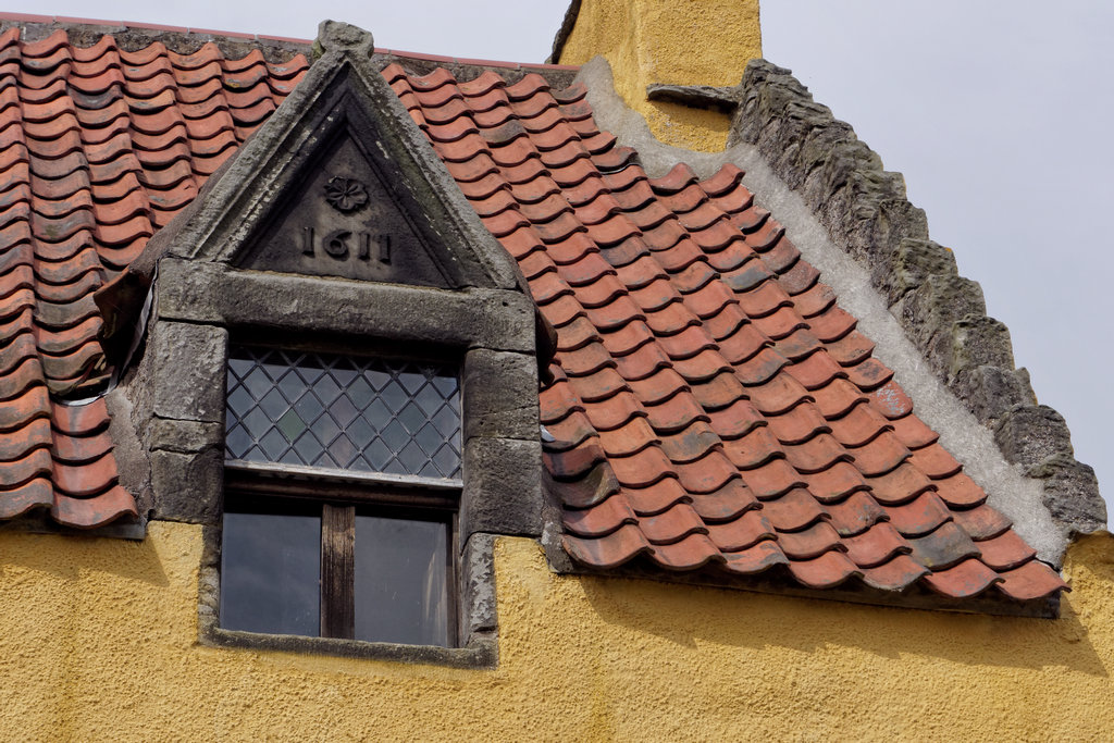 Culross_1237_DxO.jpg - Palace roof. Clay roof tiles came to Culross from Holland as ships' ballast