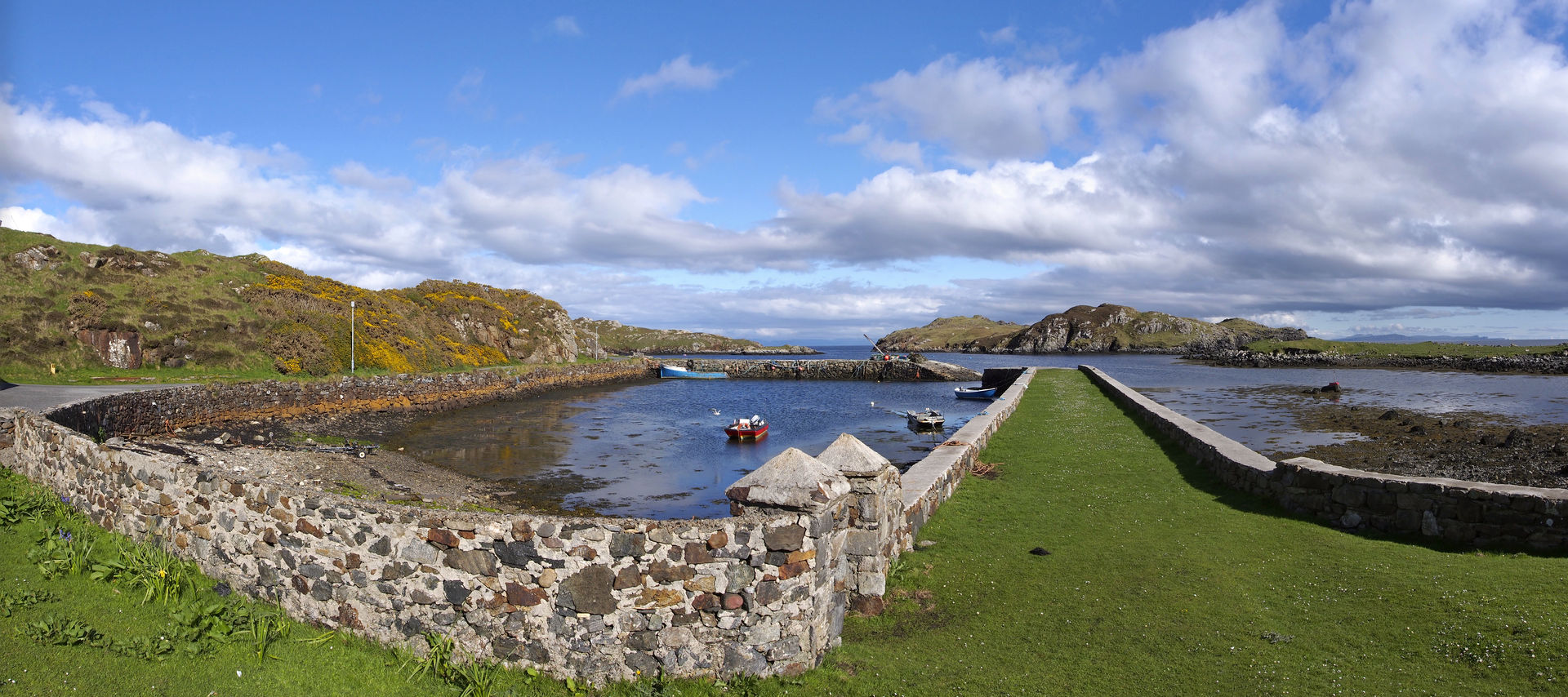 Rodel_0146-49a.jpg - Harbor at Rodel. Alexander MacLeod built his home here in 1781 after he purchased Harris from another McLeod. Now the Rodel Hotel.