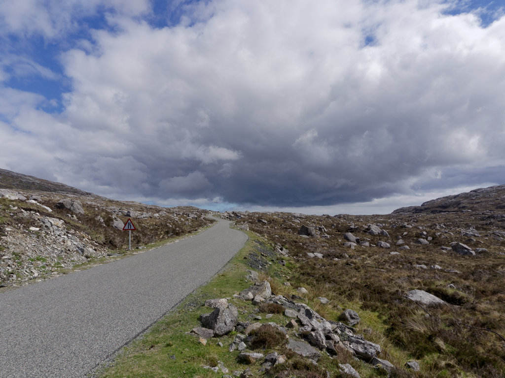 roadtoHarris_0087a_DxO.jpg - Looking back up the road toward Tarbert.