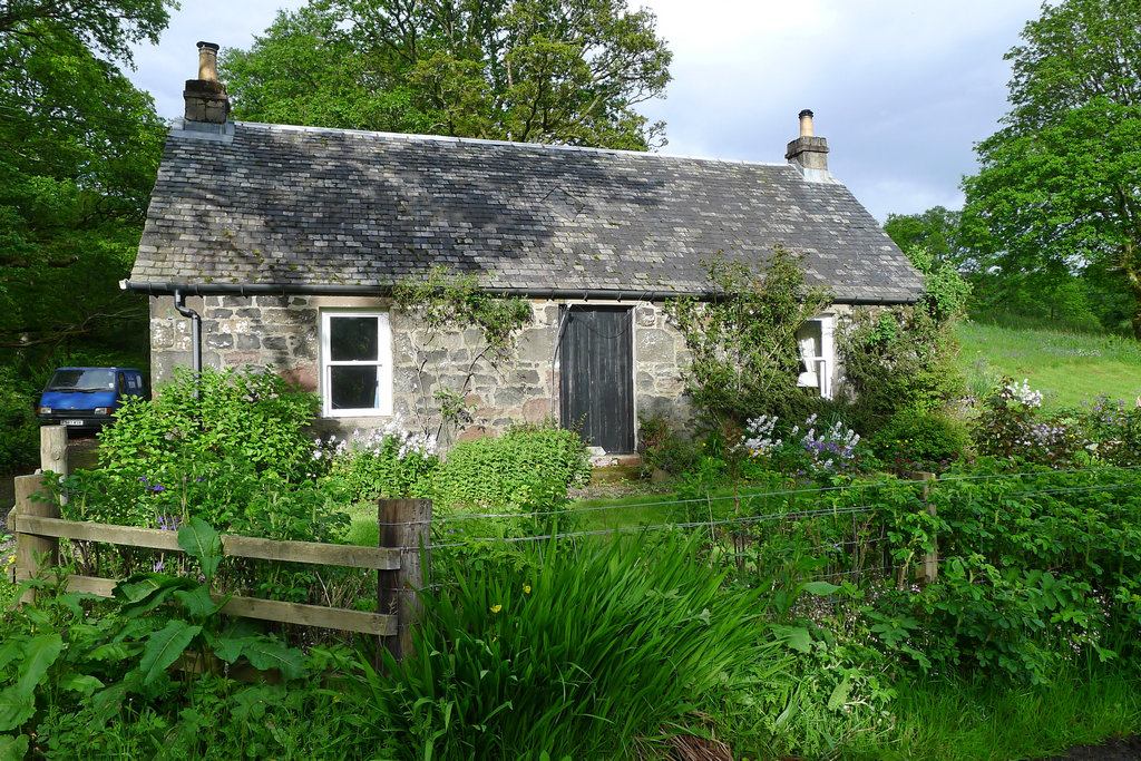 LochLommond_R0472.JPG - Loch Lommond cottage