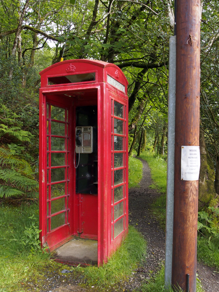 phonebooth_0914.JPG - pre-1955 K6 telephone box on the West Highland Way. With phone! Some telephone boxes we saw now have defibrillators. (AED)    