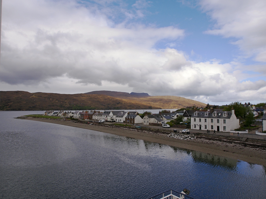 Ullapool_1016.JPG - Leaving Ullapool. Our B&B is building right.