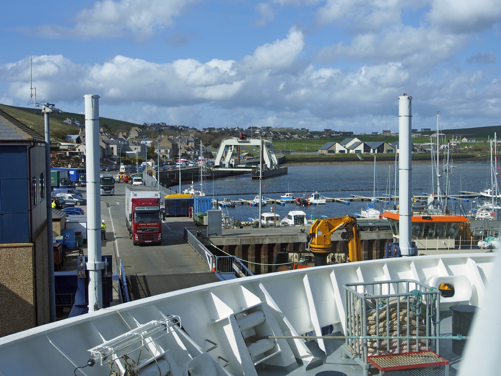 StromnessFerry_0479.JPG - Loading the ferry to Scrabster.