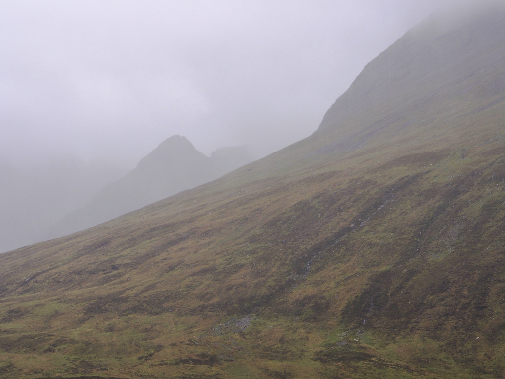 CorirenaCreiche_1137.JPG - Sgurr Thuilm and Sgurr an Fheadain in the rain