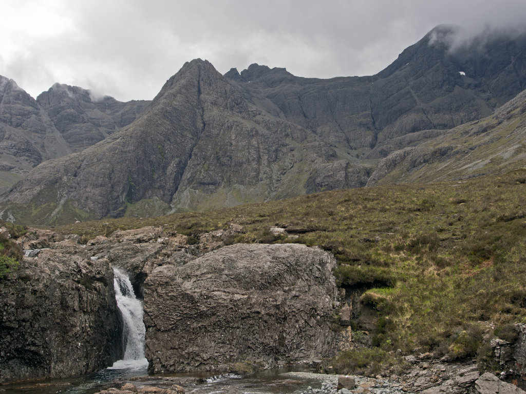 SgurranFheadain_1093pse.JPG - Fairy Pools and Coire na Creiche. Sgurr an Fheadain and Waterpipe Gully behind.