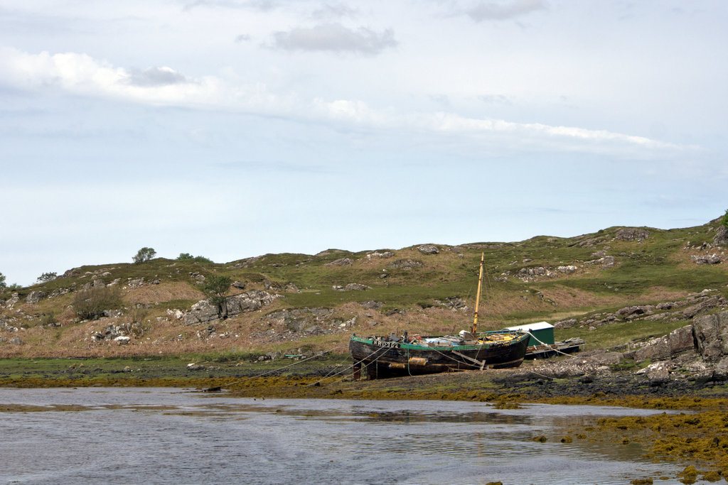 boat_0001pse.jpg - boat at Toscaig