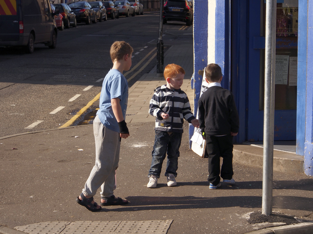 Arbroath_0919.JPG - kids in Arbroath