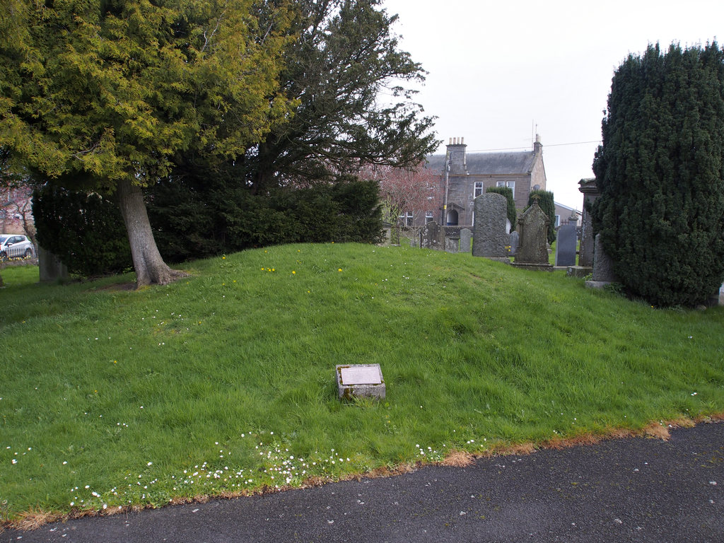 Meigle_0761.JPG - Mound were Stone 2 was found and legend says the grave of Guinevere. Who knows?