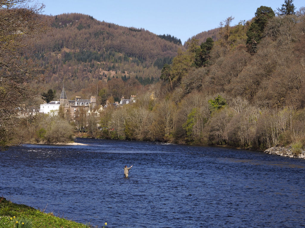 Dunkeld-Birnam_0534.JPG - River Tay fisher. Dunkeld behind.