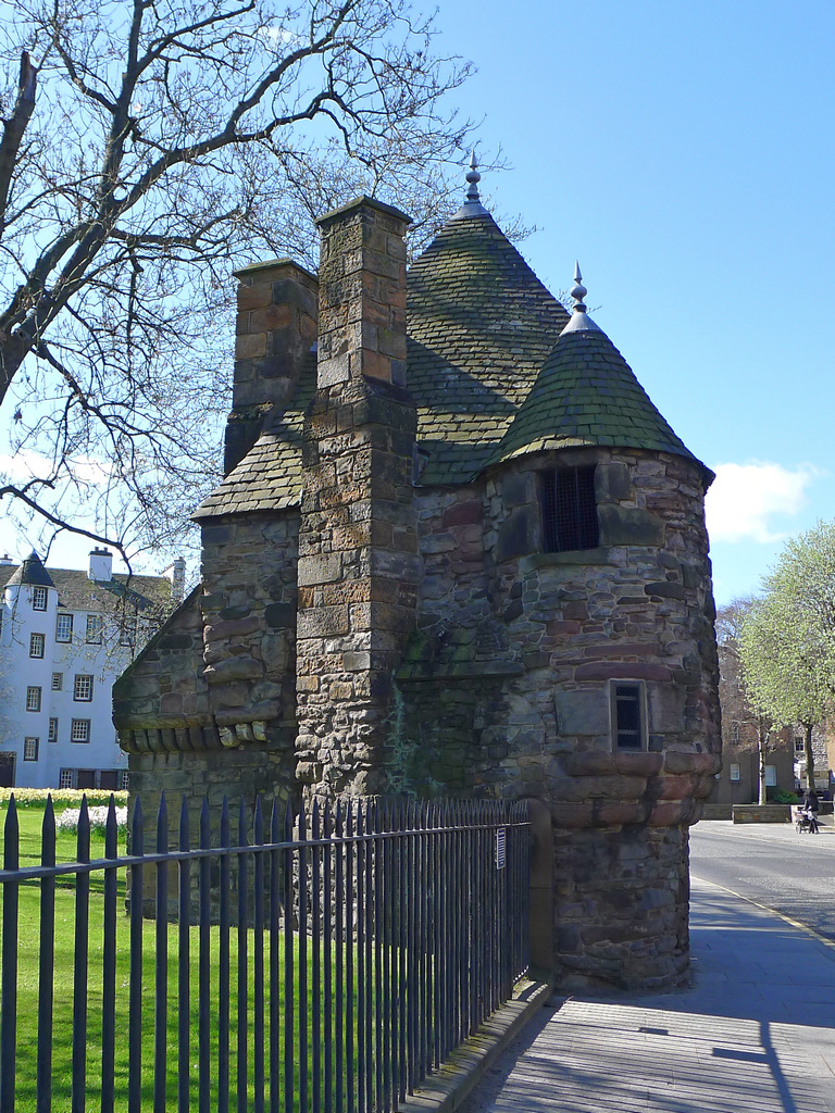 BathHouse_R0068.JPG - This has been called Queen Mary's Bathhouse for a very long time for some unknown reason. It was actually a picnic place for the Royal Family situated on the Palace grounds within the surrounding wall.