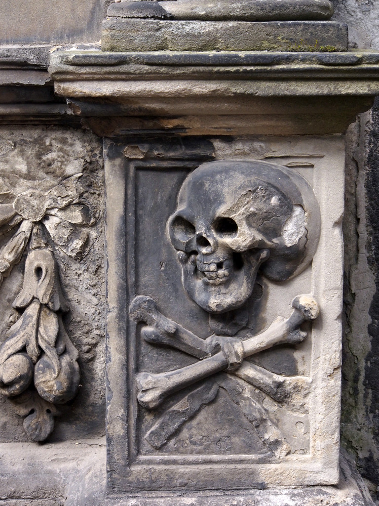 Holyrood_0103a.jpg - Nice skull! This is in Holyrood Abbey.