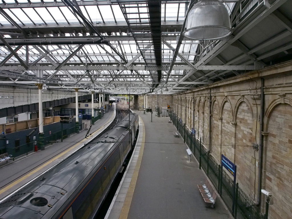 Waverley_0416.JPG - Waiting to board the train for Dunkheld/Birnam Perthshire.