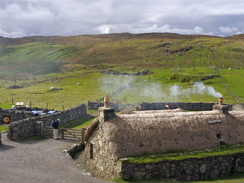 blackhouse_0017.JPG - Village with narrow crofts behind