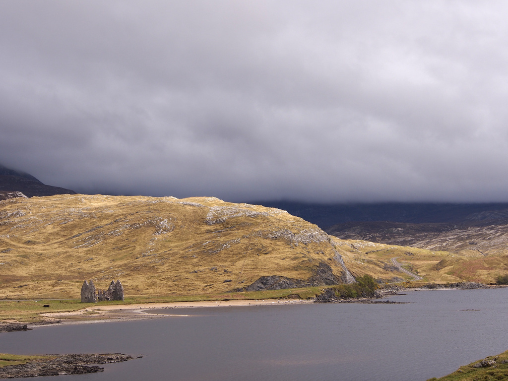 Ardvreck_0879.JPG - ruins of Calda House on Loch Assynt