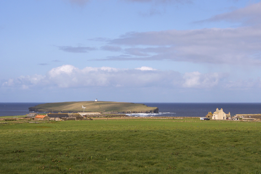 BroughBirsey_0393.JPG - Brough of Birsey island and lighthouse