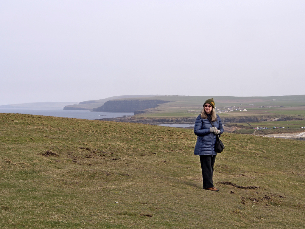 BroughofBirsay_1081a.JPG - Walking up to the lighthouse on the Brough Head