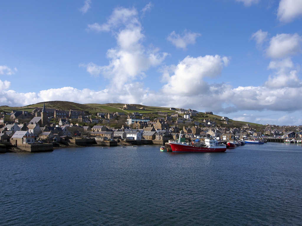 StromnessFerry_0492.JPG - Last look at Stromness