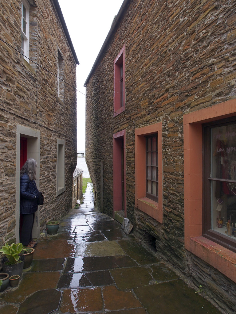 Stromness_0445.JPG - Stromness close in drizzle