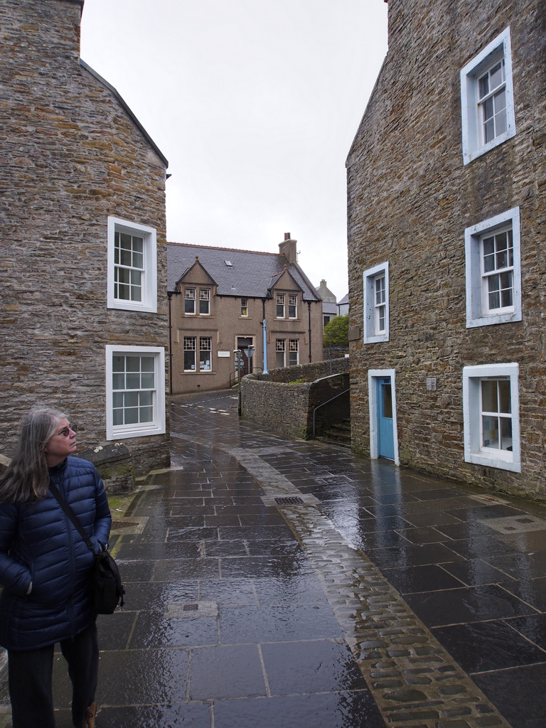 Stromness_0449.JPG - Stromness street in the rain